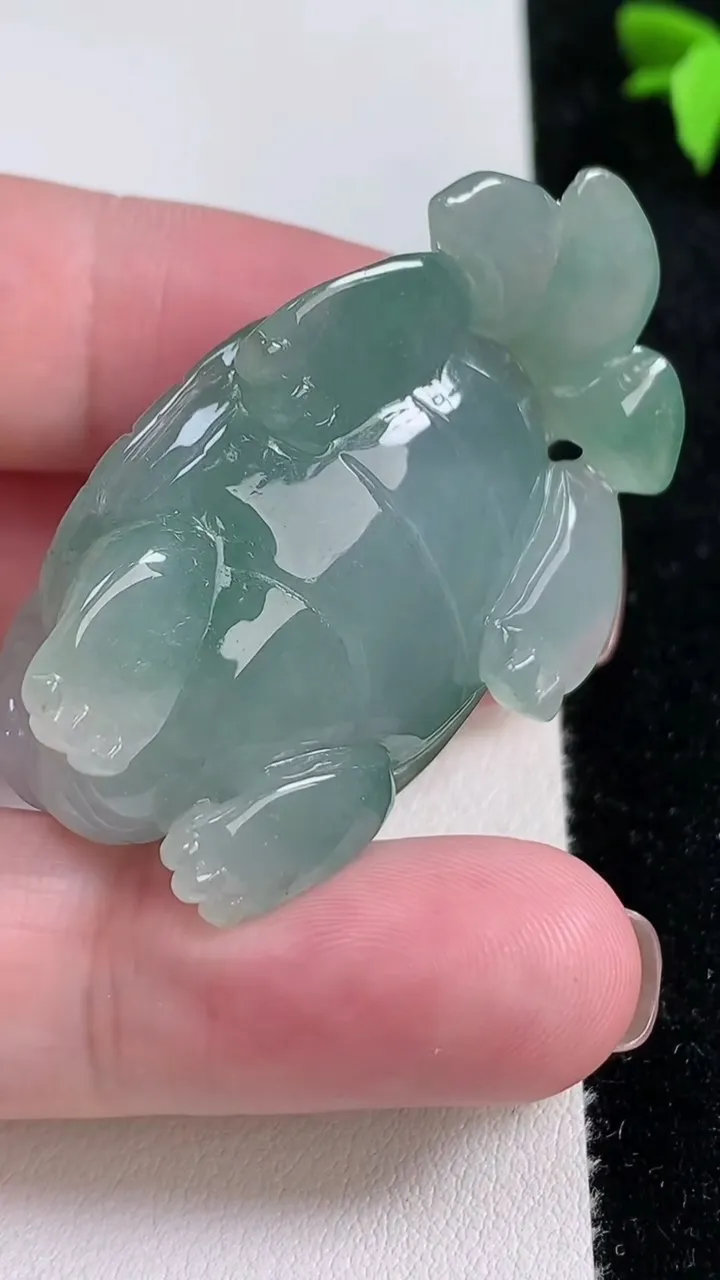 天然A货翡翠龙龟小摆件，尺寸45.7-28-20.2，重量:34.60g
11月13日