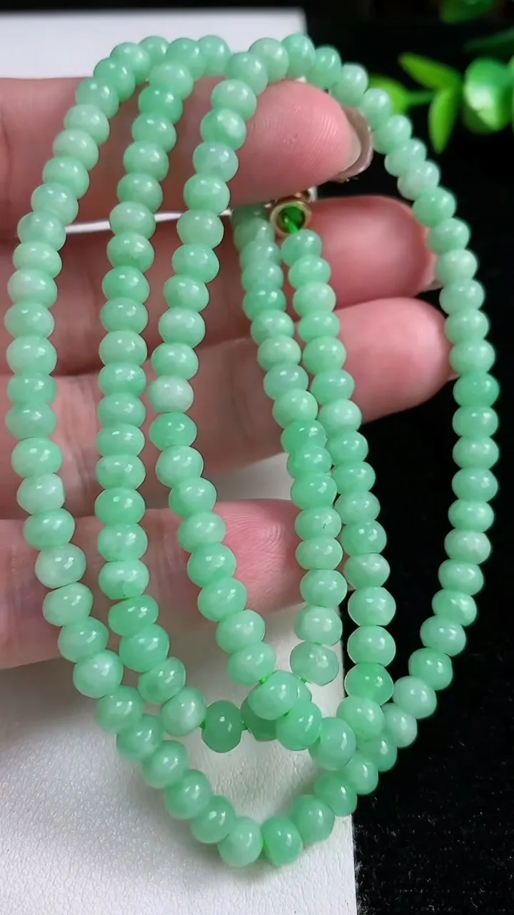 天然A货翡翠算盘珠项链，尺寸5.5-148颗，重:32.81g11月13日
工厂直销收藏佳品,种好水足，色泽均匀，有种有色，上手高大气！