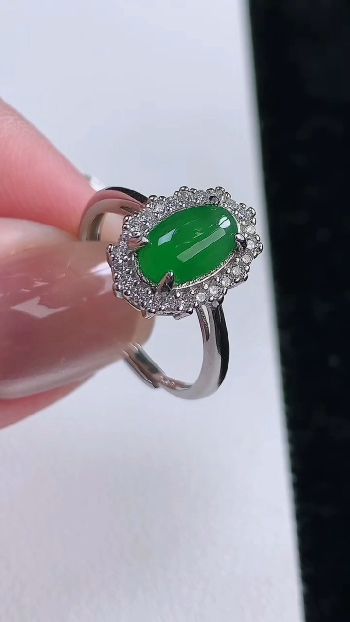 天然A货翡翠蛋面戒指，尺寸8.6-5.3，重:2.35g2025年11月13日
工厂直销收藏佳品,种好水足，色泽均匀，有种有色，上手高大气！