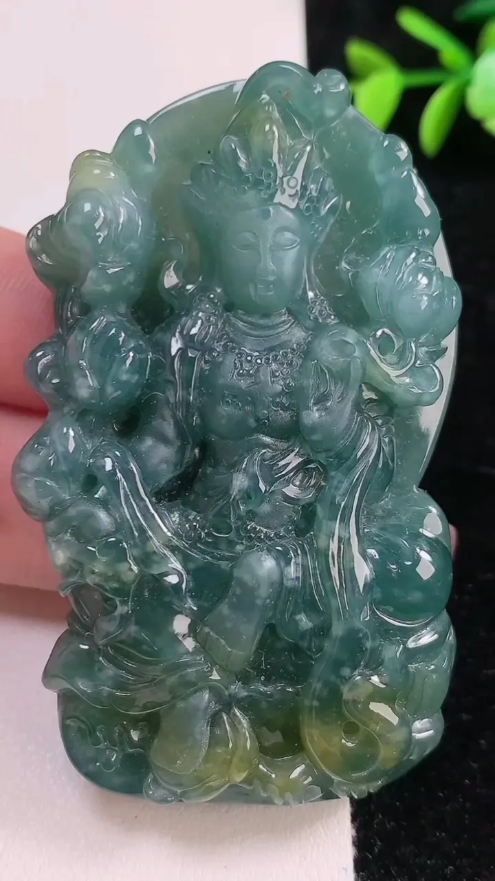 天然A货翡翠蓝水双彩大势至菩萨吊坠，尺寸70-43-14，重:84.21g
11月13日