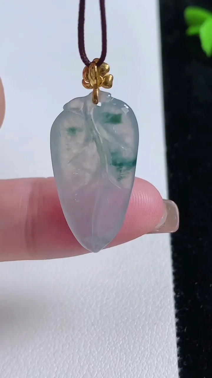 天然A货翡翠种飘花金枝玉叶 叶子吊坠，尺寸26.4-14-3，重量:2.44g
11月13日