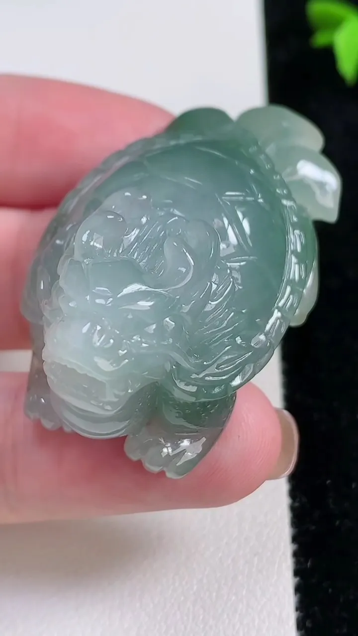 天然A货翡翠龙龟小摆件，尺寸45.7-28-20.2，重量:34.60g
11月13日