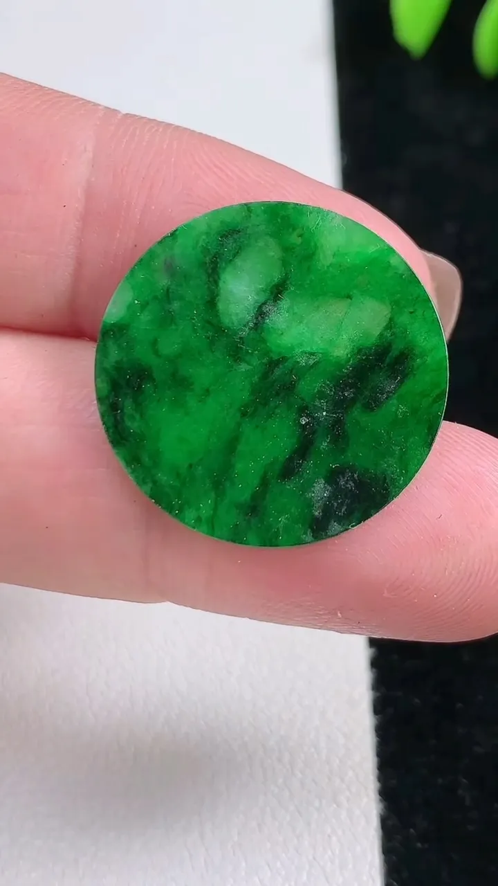 天然A货翡翠无事牌镶嵌件，尺寸23.5-1.2重:1.61g
11月13日