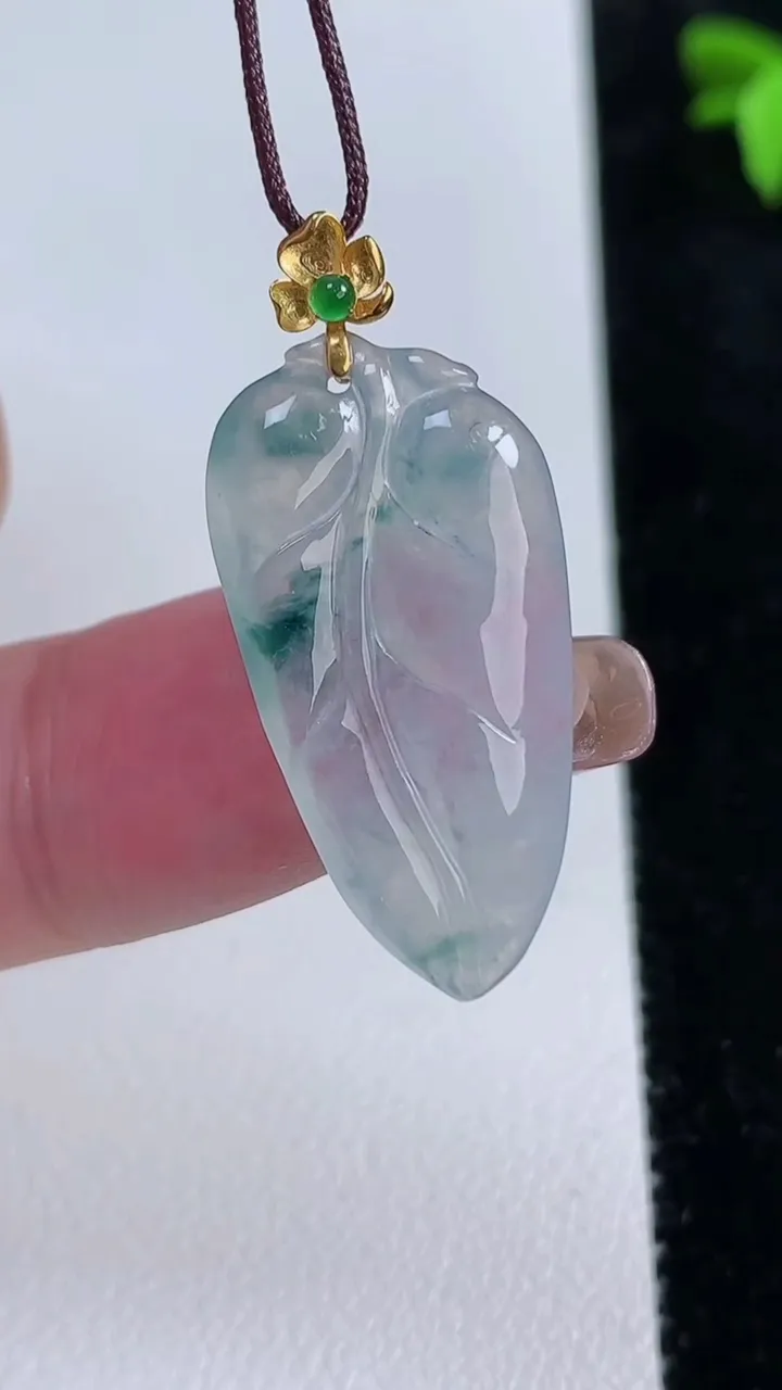 天然A货翡翠种飘花金枝玉叶 叶子吊坠，尺寸26.4-14-3，重量:2.44g
11月13日