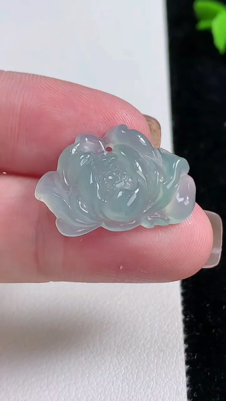 天然A货翡翠和和美美 荷花吊坠，尺寸25-16.4-4，重量:2.95g
11月13日