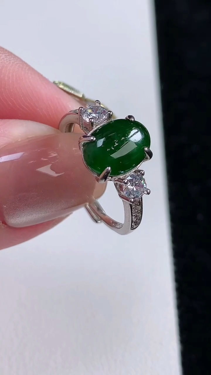 天然A货翡翠蛋面戒指，尺寸10-7，重:0.41g2025年11月13日
工厂直销收藏佳品,种好水足，色泽均匀，有种有色，上手高大气！