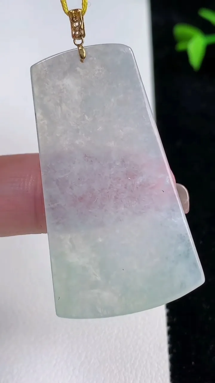 天然A货翡翠无事牌吊坠，尺寸44.3-25.5-2.5，重量:7.65g
11月13日