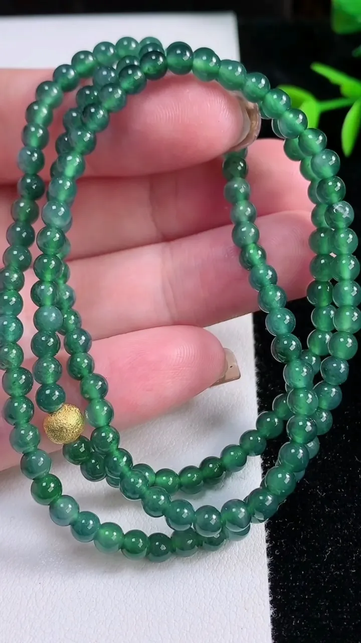 天然A货翡翠圆珠项链，尺寸4-140颗，重量:19.74g
11月13日