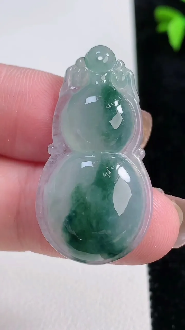 天然A货翡翠冰种飘花葫芦吊坠，尺寸37-19.8-5，重量:5.66g
11月13日