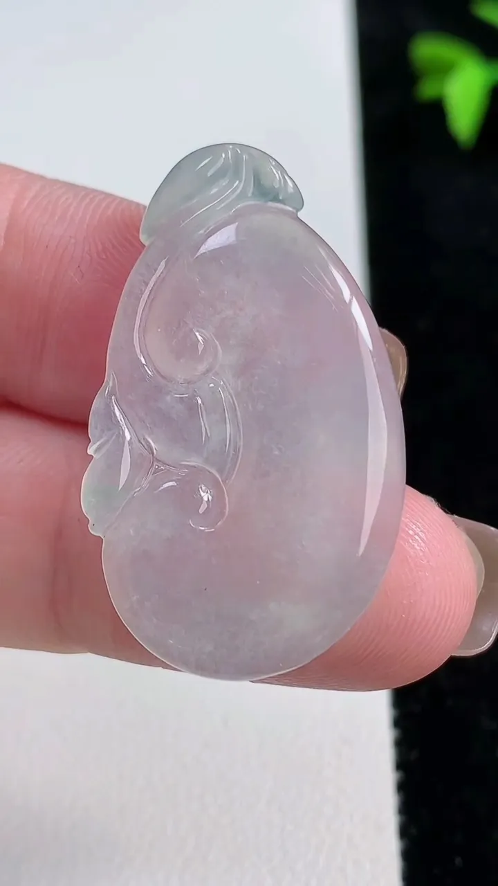 天然A货翡翠如意吊坠，尺寸34.8-20.8-3.2，重量:5.15g
11月13日