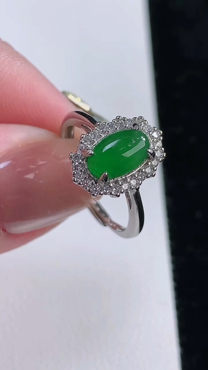 天然A货翡翠蛋面戒指，尺寸8.6-5.3，重:2.35g2025年11月13日
工厂直销收藏佳品,种好水足，色泽均匀，有种有色，上手高大气！