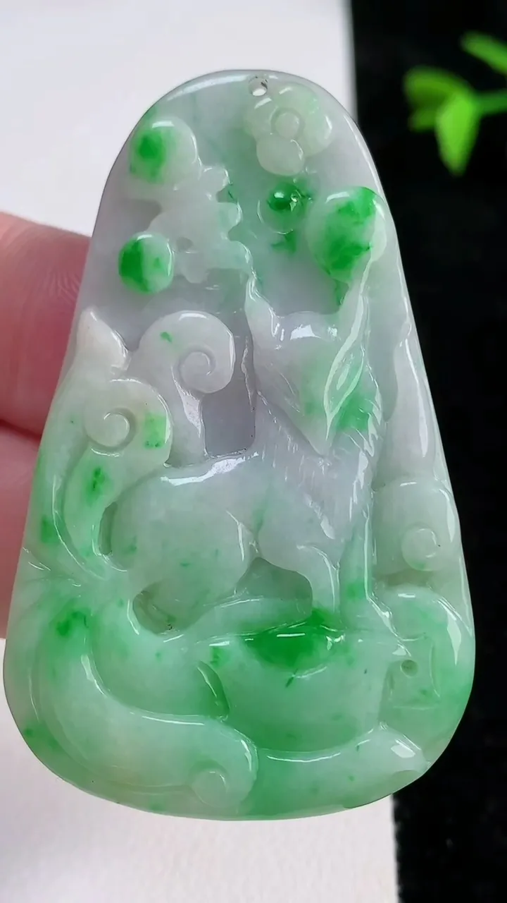 天然A货翡翠九尾狐吊坠，尺寸54.2-33.8-3.8，重量:17.30g
11月13日