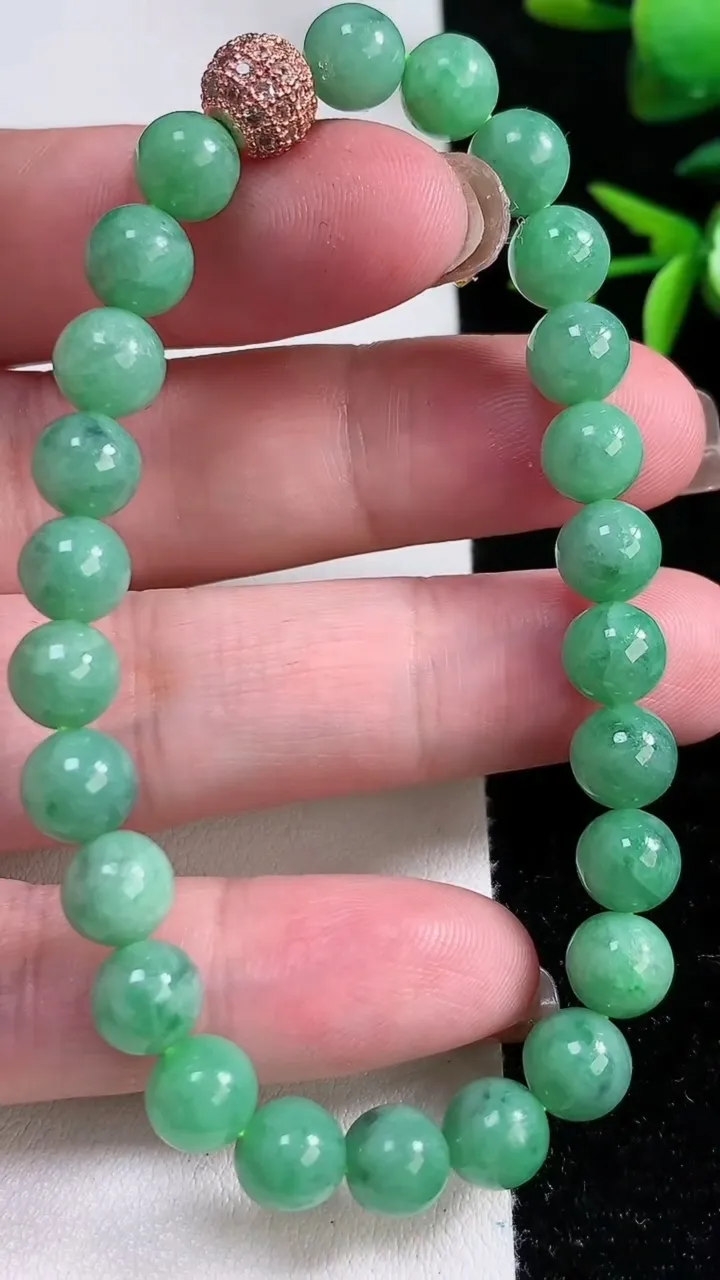 天然A货翡翠圆珠手串，尺寸7.4-25颗，重:19.68g11月13日
工厂直销收藏佳品,种好水足，色泽均匀，有种有色，上手高大气！