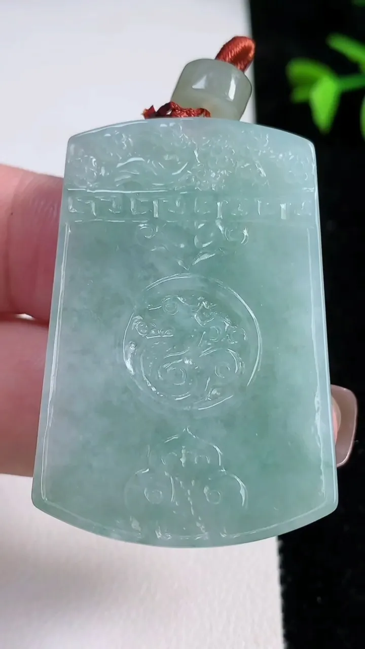 天然A货翡翠仿古无事牌吊坠，尺寸43.8-30.8-5.8，重量:22.93g
11月13日
