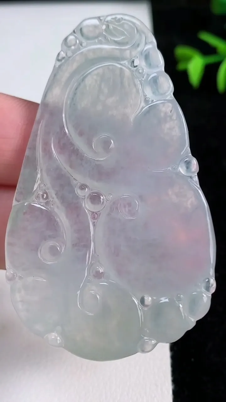 天然A货翡翠如意吊坠，尺寸62.2-36.8-5.3，重量:20.81g
11月13日