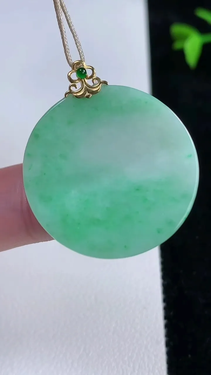 天然A货翡翠无事牌吊坠，尺寸28.2-2.5，重量:5.89g
11月13日