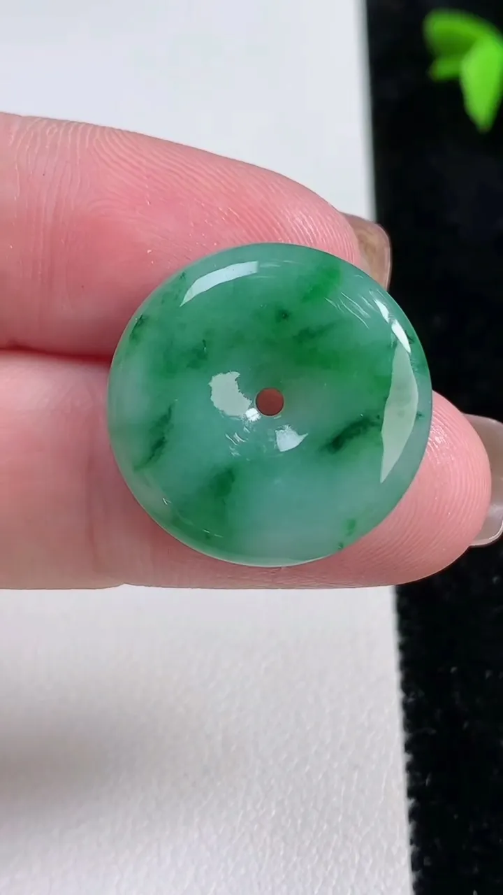 天然A货翡翠平安扣吊坠，尺寸21.7-4.2，重量:4.56g
11月13日