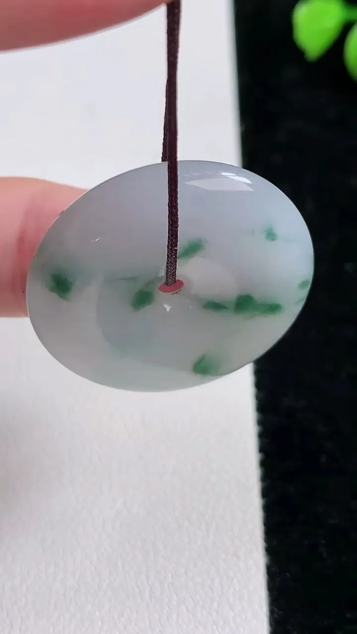 天然A货翡翠飘花平安扣吊坠，尺寸29.8-6.5，重:11.98g
11月13日