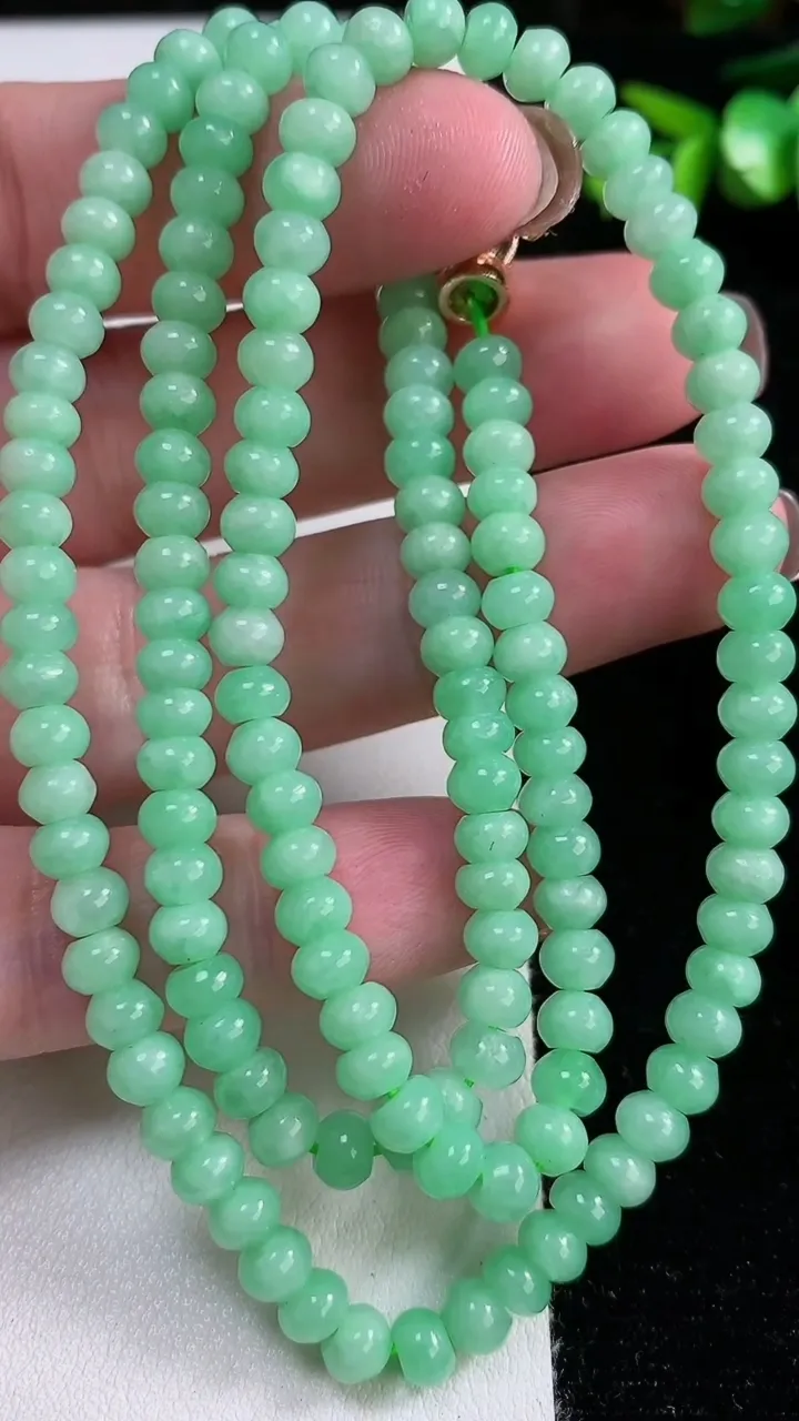天然A货翡翠算盘珠项链，尺寸5.5-148颗，重:32.81g11月13日
工厂直销收藏佳品,种好水足，色泽均匀，有种有色，上手高大气！