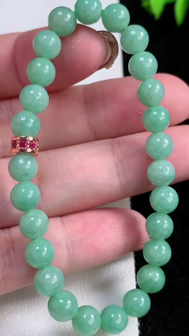 天然A货翡翠圆珠手串，尺寸6.8-32颗，重:14.31g11月13日
工厂直销收藏佳品,种好水足，色泽均匀，有种有色，上手高大气！