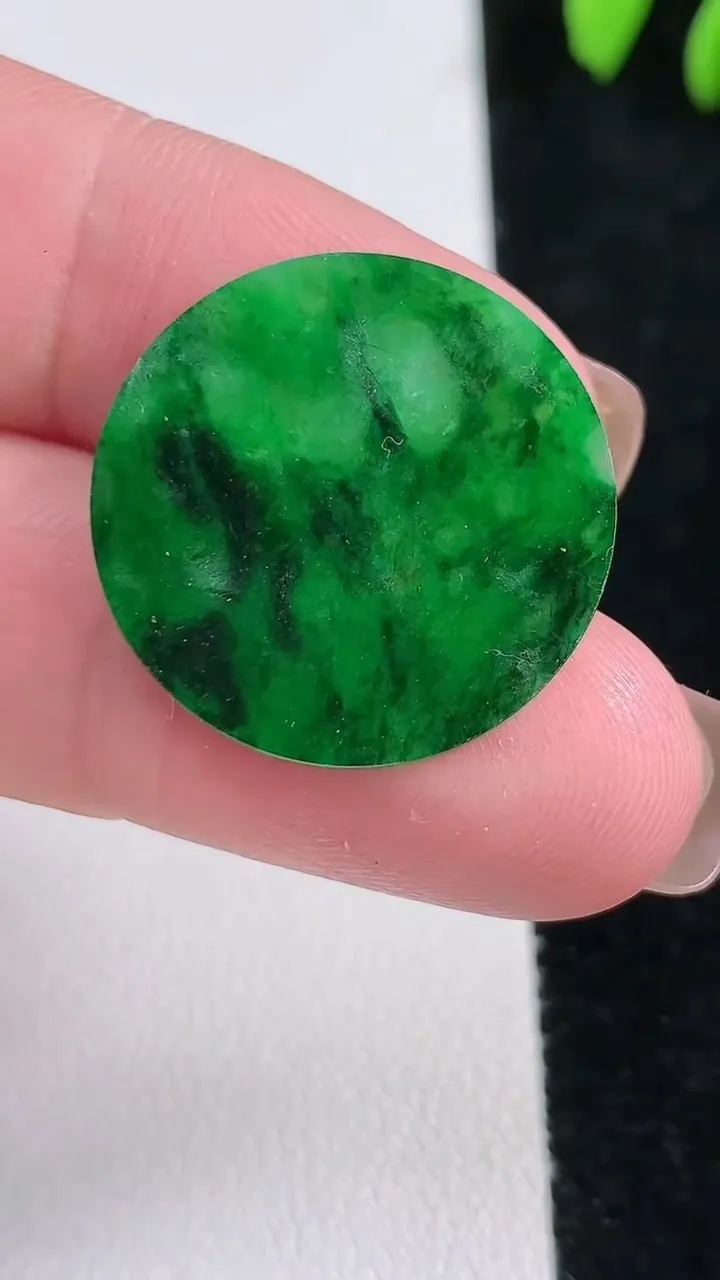 天然A货翡翠无事牌镶嵌件，尺寸23.5-1.2重:1.61g
11月13日