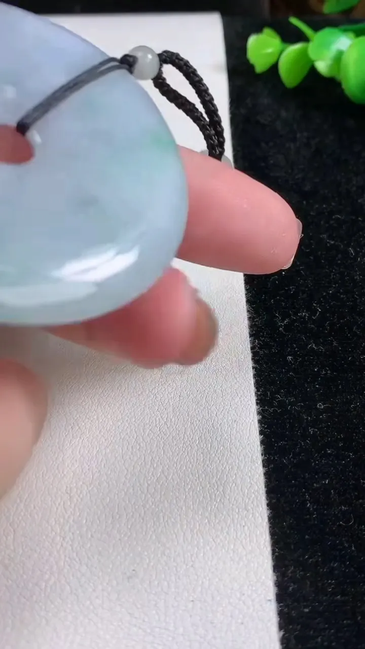 天然A货翡翠平安扣吊坠，尺寸51.8-6.9，重:40.72g
11月13日