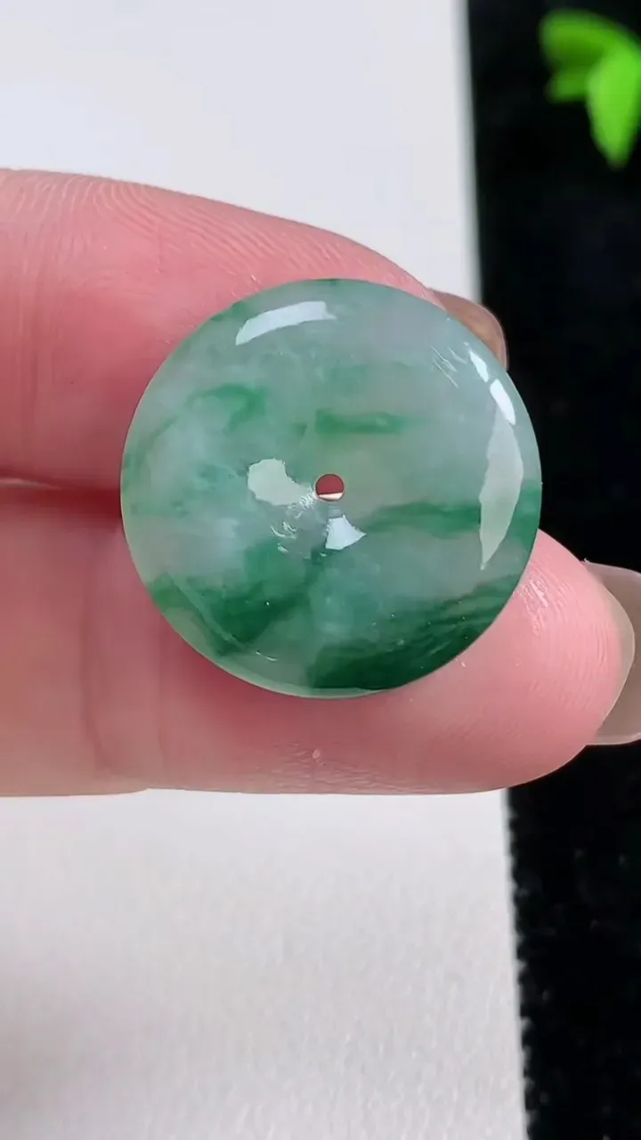 天然A货翡翠平安扣吊坠，尺寸21-3.8，重量:3.83g
11月13日