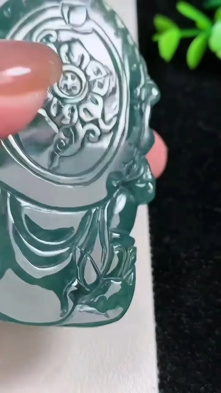 天然A货翡翠蓝水双彩大势至菩萨吊坠，尺寸70-43-14，重:84.21g
11月13日