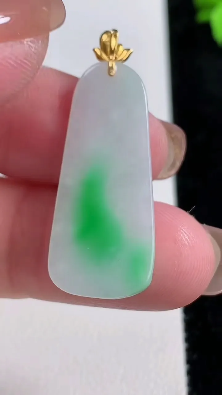 天然A货翡翠年年有余吊坠，尺寸31.6-13.7-2.5，重量:2.03g
11月13日