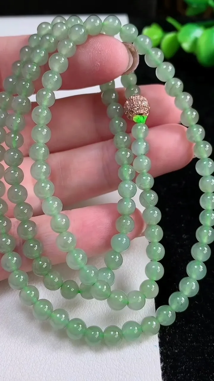 天然A货翡翠圆珠项链，尺寸5.2-5.5-116颗，重:32.48g
11月13日