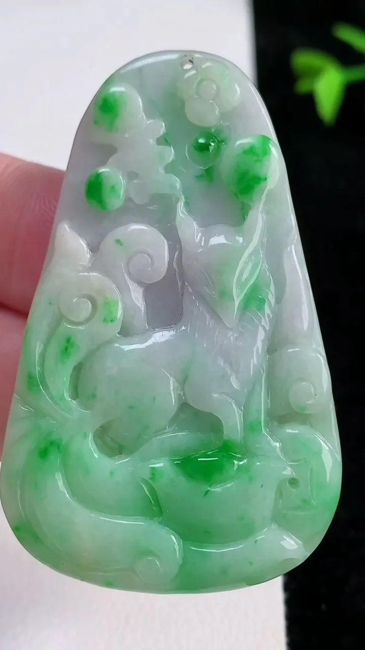 天然A货翡翠九尾狐吊坠，尺寸54.2-33.8-3.8，重量:17.30g
11月13日