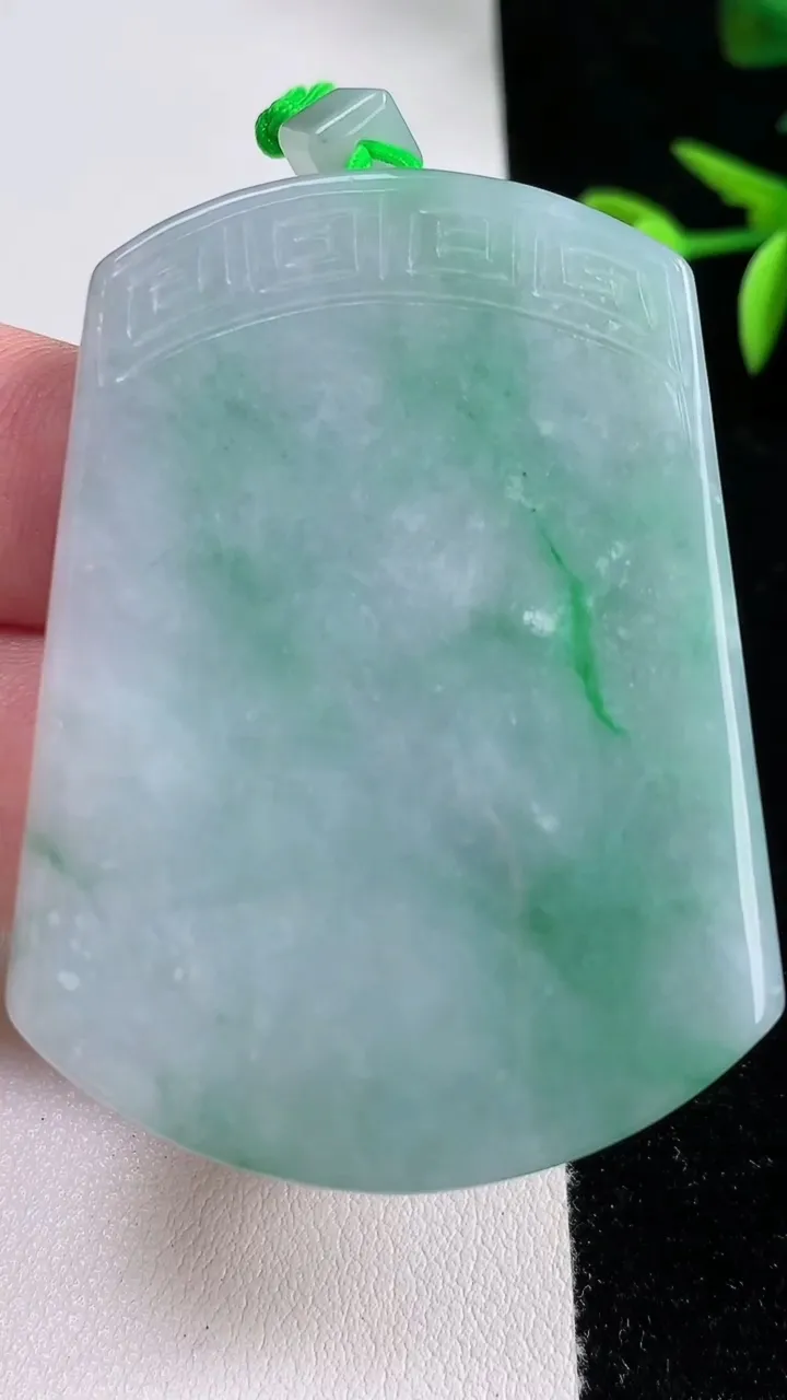 天然A货翡翠仿古无事牌吊坠 尺寸54-40-5.8，重:36.10g
11月13日