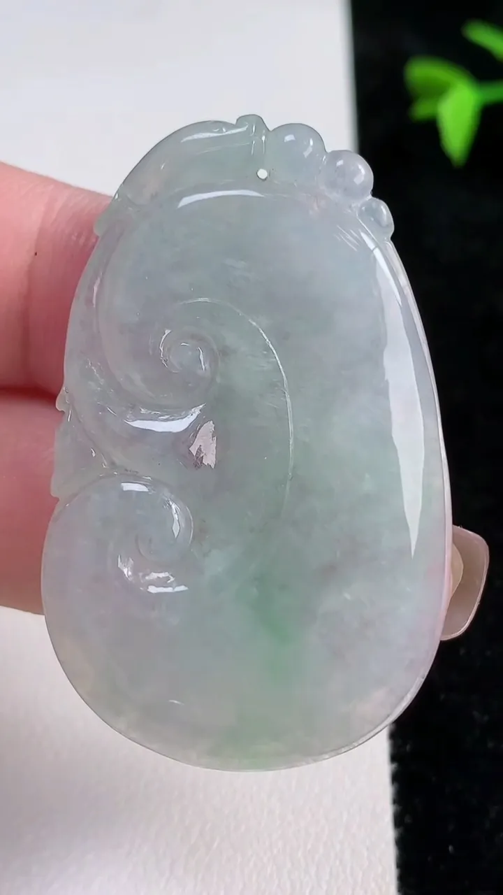 天然A货翡翠如意吊坠，尺寸48-30.5-4.2，重量:15.21g
11月13日