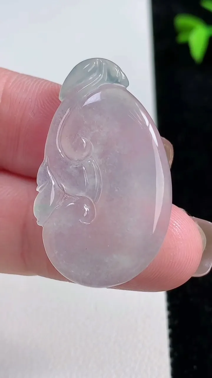 天然A货翡翠如意吊坠，尺寸34.8-20.8-3.2，重量:5.15g
11月13日