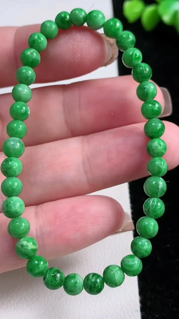 天然A货翡翠圆珠手串，尺寸5.5-34颗，重:8.11g11月13日
工厂直销收藏佳品,种好水足，色