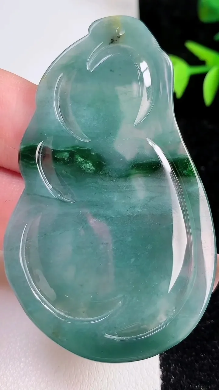 天然A货翡翠蓝水祥龙观音菩萨吊坠，尺寸66.6-40-5，重:20.46g
11月13日