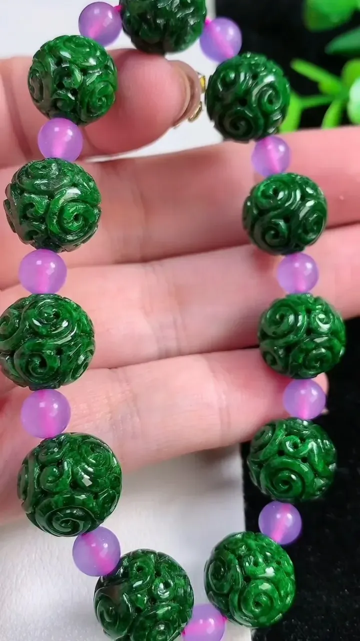 天然A货翡翠雕花圆珠手串，尺寸13.5，重:41.24g11月13日
工厂直销收藏佳品,种好水足，色泽均匀，有种有色，上手高大气！