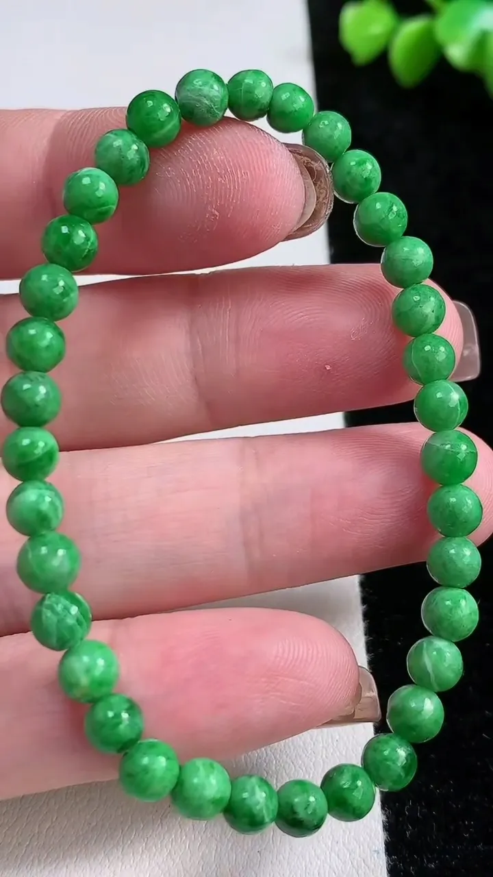 天然A货翡翠圆珠手串，尺寸5.5-34颗，重:8.11g11月13日
工厂直销收藏佳品,种好水足，色泽均匀，有种有色，上手高大气！