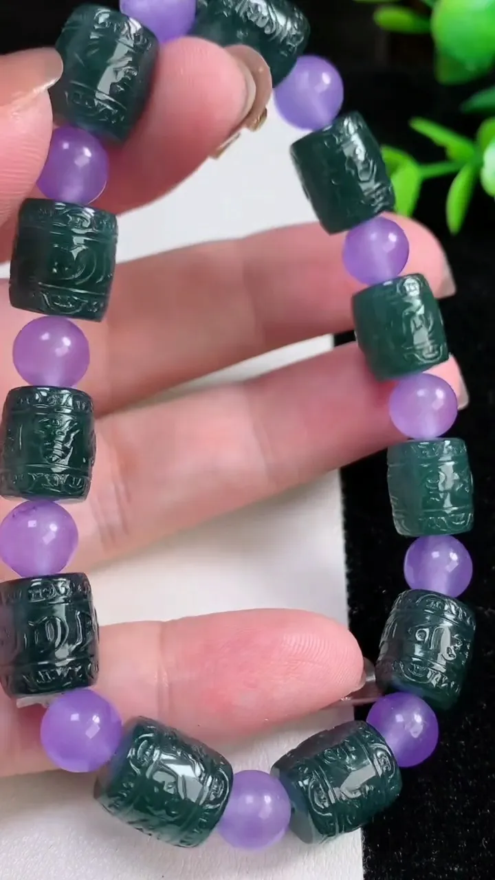 天然A货翡翠六字真言 路路通手串，尺寸11.6-10-11颗，重量:43.40g11月13日
工厂直销收藏佳品,种好水足，色泽均匀，有种有色，上手高大气！