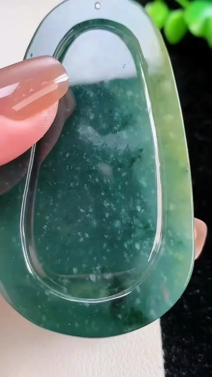 天然A货翡翠蓝水山水观音菩萨吊坠，尺寸74-41.5-7.5，重:47.20g
11月13日