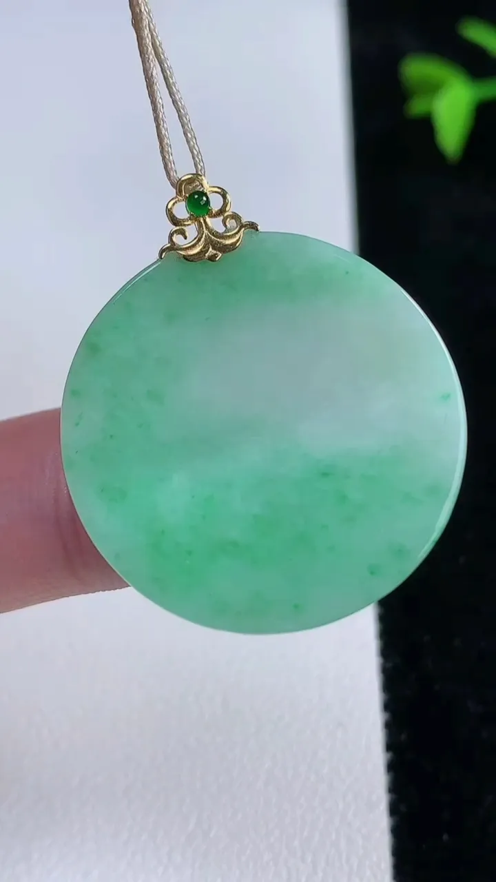 天然A货翡翠无事牌吊坠，尺寸28.2-2.5，重量:5.89g
11月13日