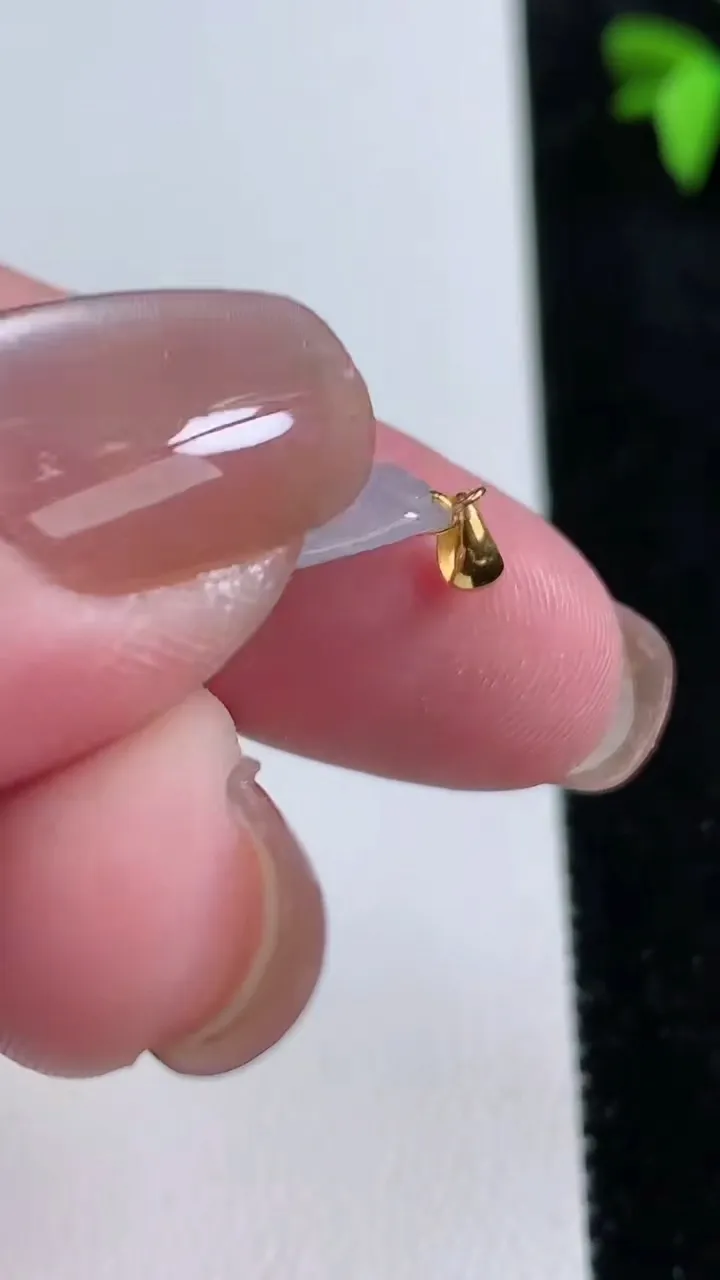 天然A货翡翠种白冰节节高升 竹节吊坠，尺寸25-14.7-6.2，重量:3.67g
11月13日