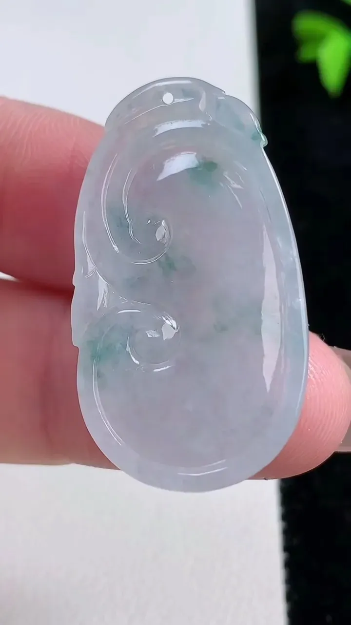 天然A货翡翠冰种飘花如意吊坠，尺寸35.3-20-4.6，重量:7.09g
11月13日