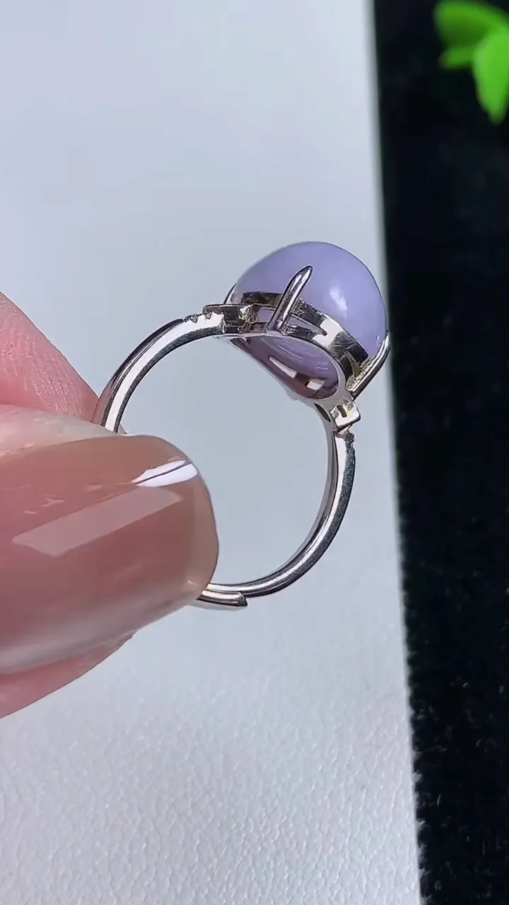 天然A货翡翠925银紫罗兰蛋面戒指，尺寸11-11-6.7，重量:3.38g2025年11月13日
工厂直销收藏佳品,种好水足，色泽均匀，有种有色，上手高大气！