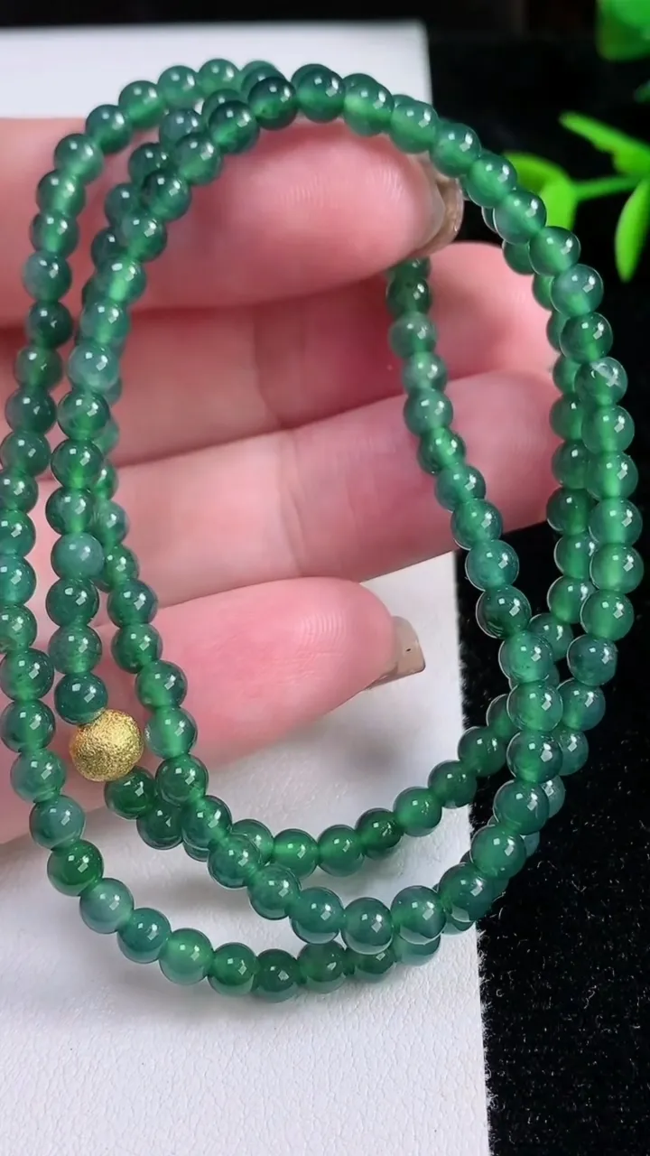 天然A货翡翠圆珠项链，尺寸4-140颗，重量:19.74g
11月13日