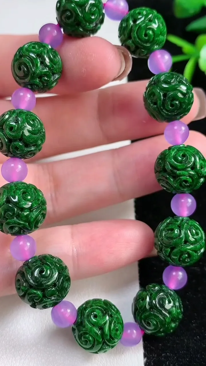 天然A货翡翠雕花圆珠手串，尺寸13.5，重:41.24g11月13日
工厂直销收藏佳品,种好水足，色