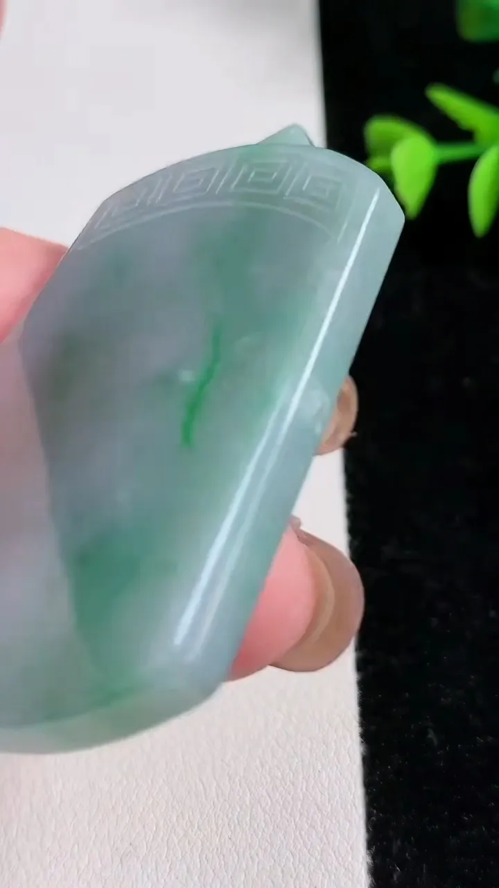 天然A货翡翠仿古无事牌吊坠 尺寸54-40-5.8，重:36.10g
11月13日