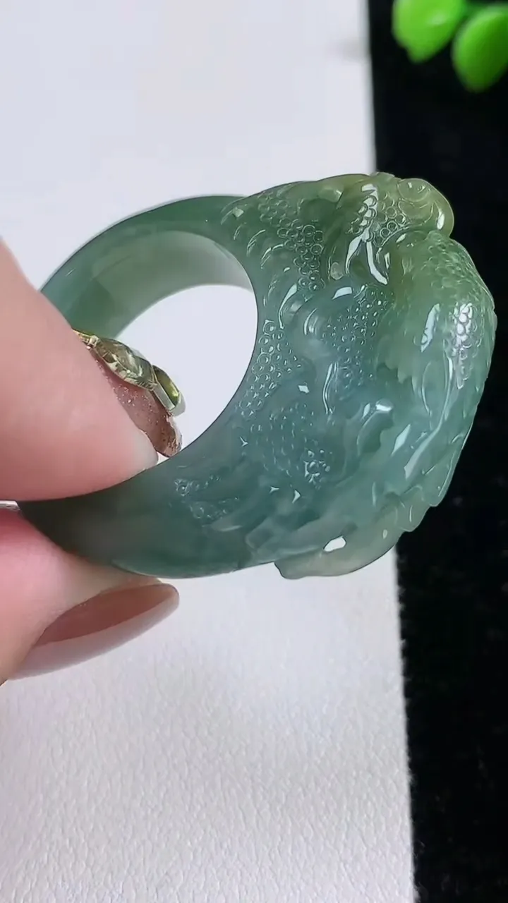 天然A货翡翠龙头指环扳指，尺寸21.6-8.8-17，重:19.07g2025年11月13日
工厂直销收藏佳品,种好水足，色泽均匀，有种有色，上手高大气！