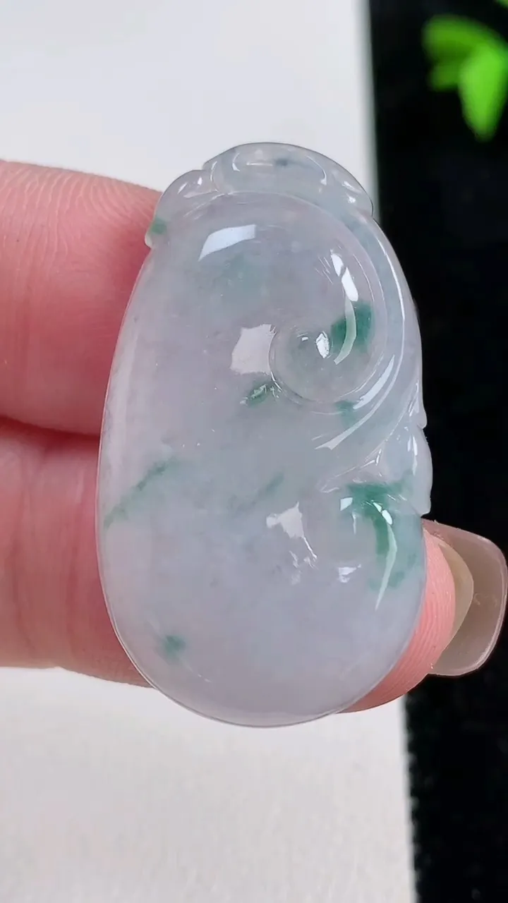 天然A货翡翠冰种飘花如意吊坠，尺寸35.3-20-4.6，重量:7.09g
11月13日