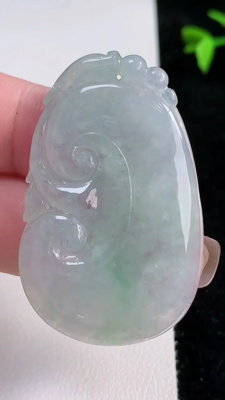 天然A货翡翠如意吊坠，尺寸48-30.5-4.2，重量:15.21g
11月13日